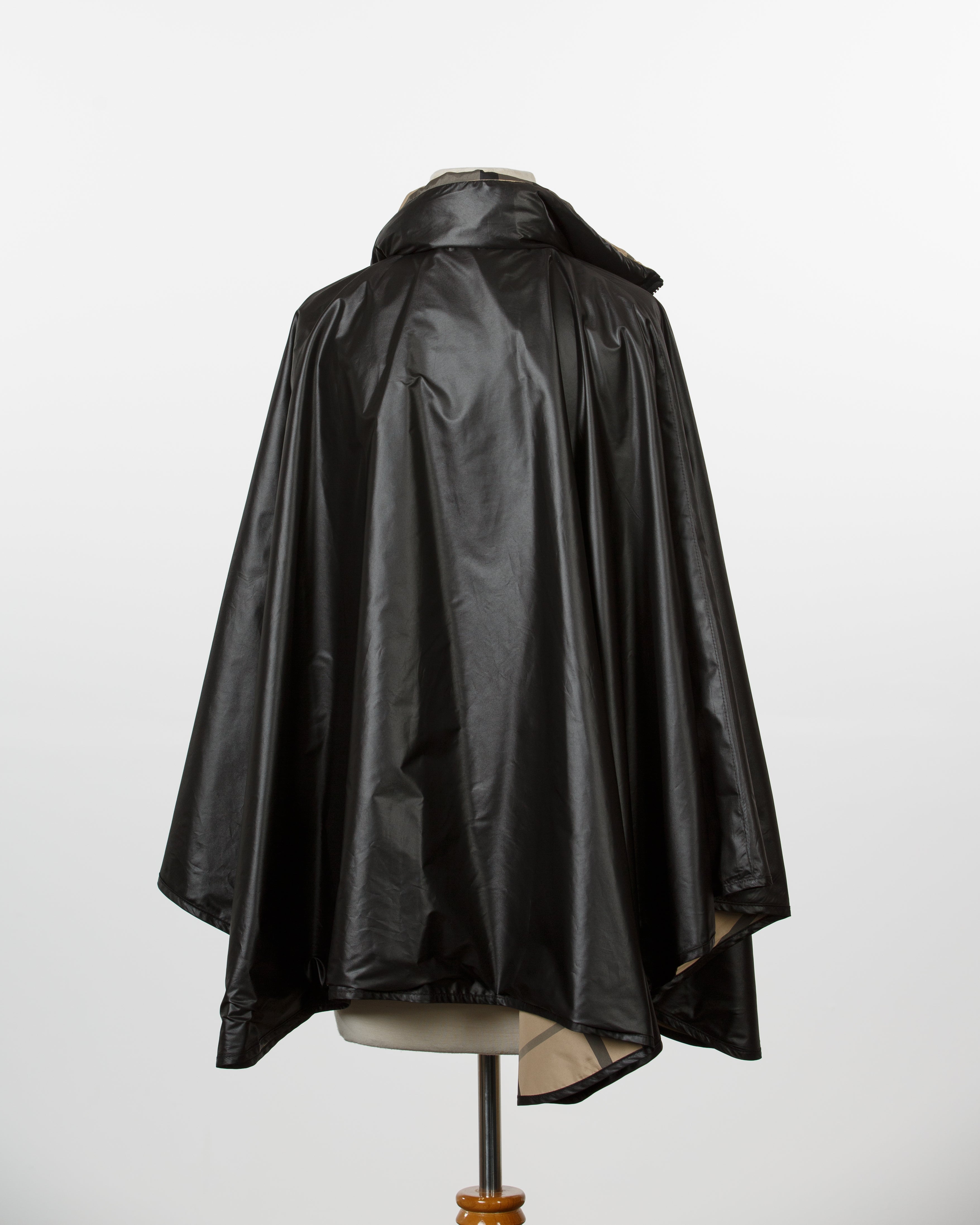 ジャケット・アウター F/CE RECYCLE MATERIAL PADDING PONCHO SILENSTORM Multi-Pocket Hooded Poncho Jacket